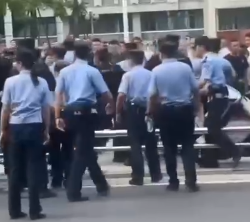 江油警方施暴视频04-中国照相馆