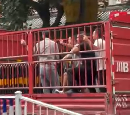 江油警方施暴视频05-中国照相馆