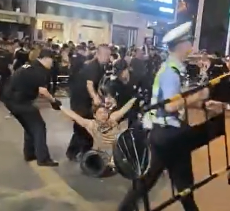 江油警方施暴视频06-中国照相馆