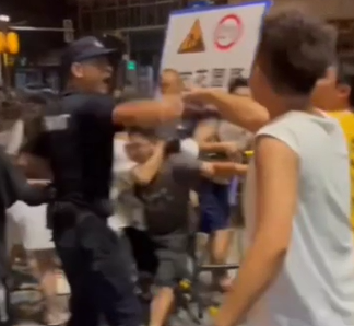 江油警方施暴视频07-中国照相馆