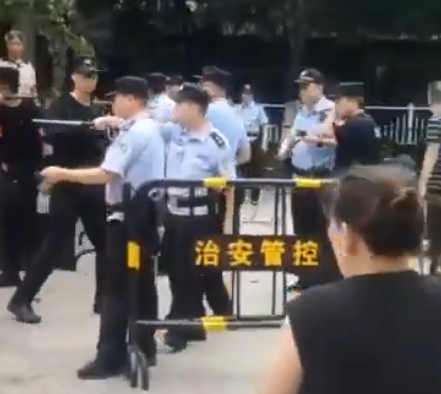 江油警方施暴视频09-中国照相馆