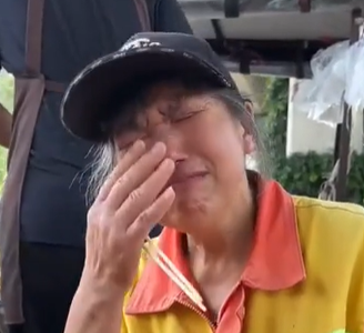 从事环卫工作的大妈称扫大街月薪1400元，大年初一还要工作-中国照相馆