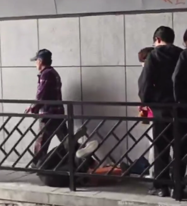中国老年人摔倒了现如今无人敢搀扶-中国照相馆