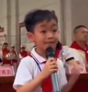 洗脑教育从娃娃抓起-中国照相馆