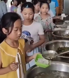 中国大陆小学生的营养餐食-中国照相馆