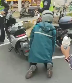 中国底层百姓的电动车被没收下跪求情并无用处-中国照相馆