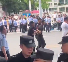 四川江油警察打人视频合集-中国照相馆